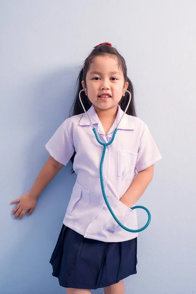 Chicas Lindas Felices Uniforme Médico Blanco Estetoscopio Actúan Como Médico —  Fotos de Stock