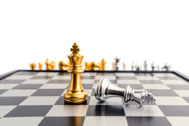 Rekabet oyununda satranç tahtası oyunu, fikir işi başarı konsepti.
