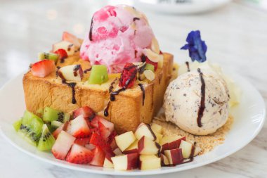 Bal tost ve karışık meyve dondurmalı ekmek üzerinde.