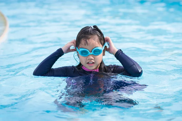 Happy Children Smiling Cute Little Girl Sunglasses Swimming Pool — Stock Photo, Image