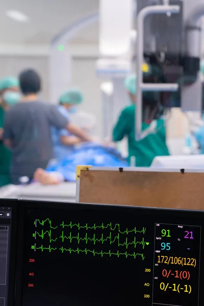 Monitor Frecuencia Cardíaca Para Comprobar Grafo Ekg Con Cirujano Opera — Foto de Stock