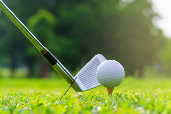 Man Golfer Ütés Labda Klub Beatuiful Golfpálya — Stock Fotó