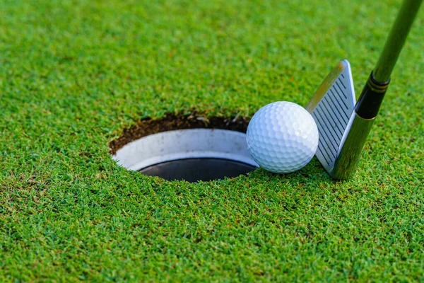 泰国美丽的高尔夫球场上的高尔夫球和高尔夫球杆 绿草背景上的高尔夫球具 — 图库照片