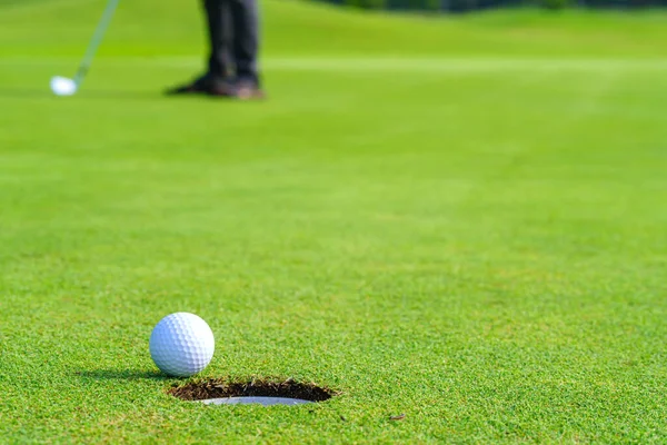 Golfçü Golf Sahasında Topu Yeşildeki Deliğe Attı — Stok fotoğraf