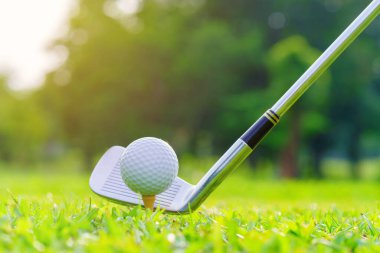 Golf topu yeşil çimlerde Golf sahasında vurmaya hazır.