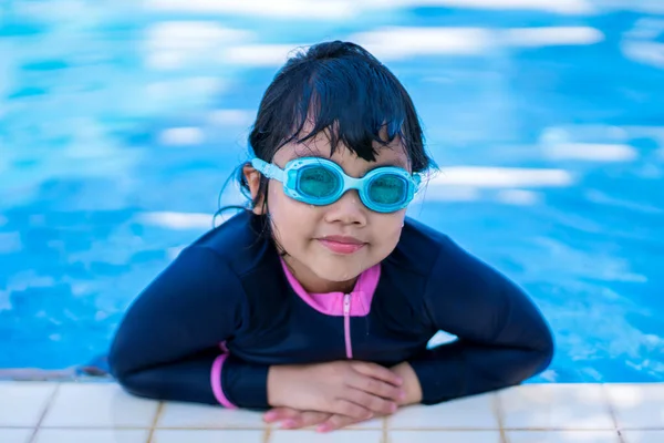 Little Girl Smiling Wearing Swimming Glasses Swimming Pool Children Playing — Stock Photo, Image