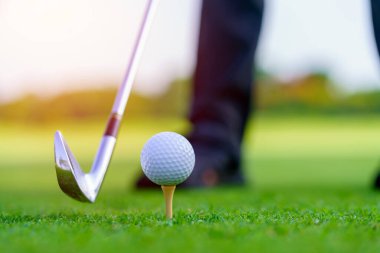 Golf topu yeşil çimlerde Golf sahasında vurmaya hazır.