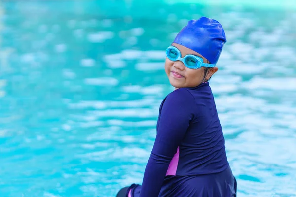 Little Girl Smiling Wearing Swimming Glasses Swimming Pool Children Playing — Φωτογραφία Αρχείου