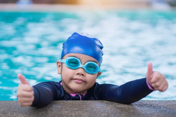 Little Girl Smiling Wearing Swimming Glasses Swimming Pool Children Playing — Photo