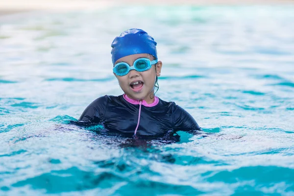 Little Girl Smiling Wearing Swimming Glasses Swimming Pool Children Playing — Photo