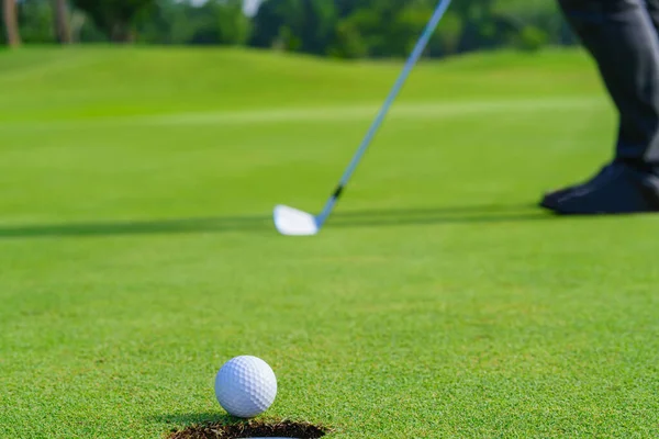 Golfista Putt Golfový Míček Jamky Zelené Golfovém Hřišti — Stock fotografie