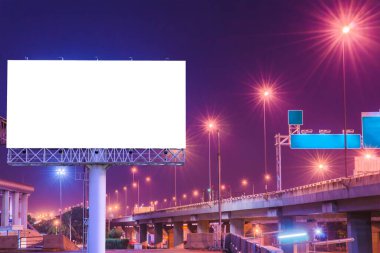 Billboard veya reklam afiş reklam kavramı arka plan için alacakaranlık zamanında karayolu üzerinde.