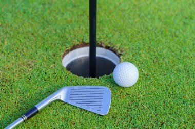 Tayland 'daki güzel golf sahasında golf ve golf sopası. yeşil çimlerin üzerinde dinlenen golf ekipmanları.