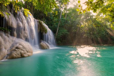 Şelale Erawan Şelalesi Ulusal Parkı 'ndaki ormanın derinliklerinde..