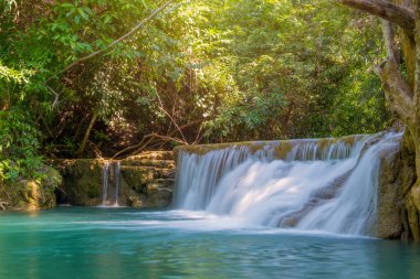 Şelale derin yağmur ormanlarında (Huay Mae Kamin Şelalesi Ulusal Parkı, Kanchanaburi Eyaleti, Tayland)