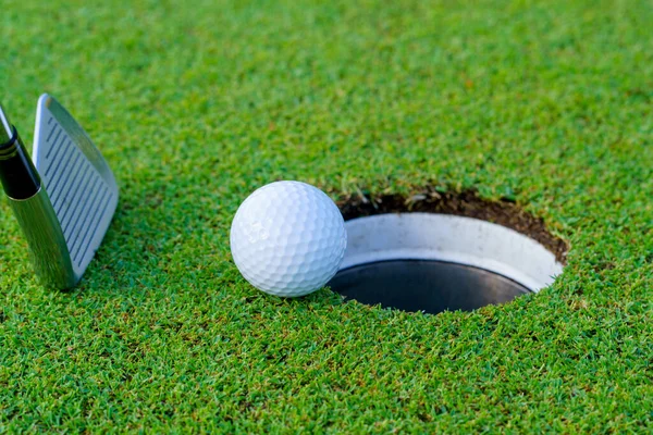 タイで美しいゴルフコースでゴルフボールやゴルフクラブ 緑の芝生の上に置かれたゴルフ用具は — ストック写真