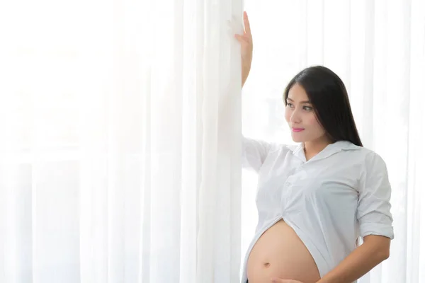 Giovane Madre Donna Incinta Piedi Vicino Alla Finestra Soggiorno Casa — Foto Stock