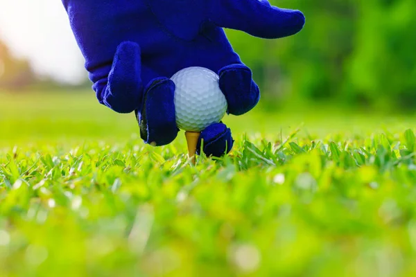 Mano Golfista Tenere Palla Golf Con Tee Pronto Essere Sparato — Foto Stock