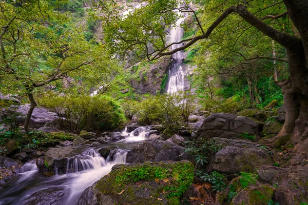 Khlong Lan Şelalesi Tayland yağmur ormanlarında çok güzel bir şelaledir..
