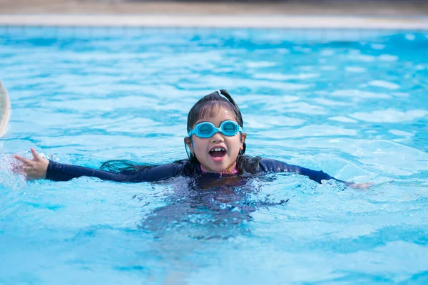 Little Girl Smiling Wearing Swimming Glasses Swimming Pool Children Playing — Stockfoto