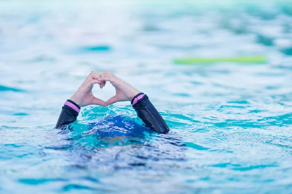 Little Girl Wearing Swimming Glasses Show Hands Heart Shaped Swimming — Photo