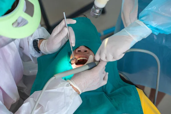 Arzt Reinigt Zahnpatient Mit Ultraschallgerät — Stockfoto