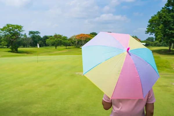 Women Golfers Umbrella Green Grass Golf Course 免版税图库照片