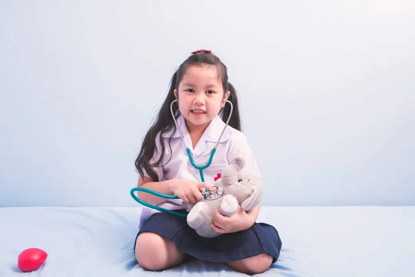 Meninas Bonitos Uniforme Médico Estetoscópio Jogando Com Uma Boneca Para — Fotografia de Stock