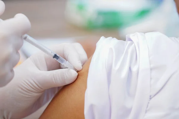 Νοσοκόμα Που Κρατάει Σύριγγα Για Την Ένεση Δίνοντας Εμβόλιο Στον — Φωτογραφία Αρχείου