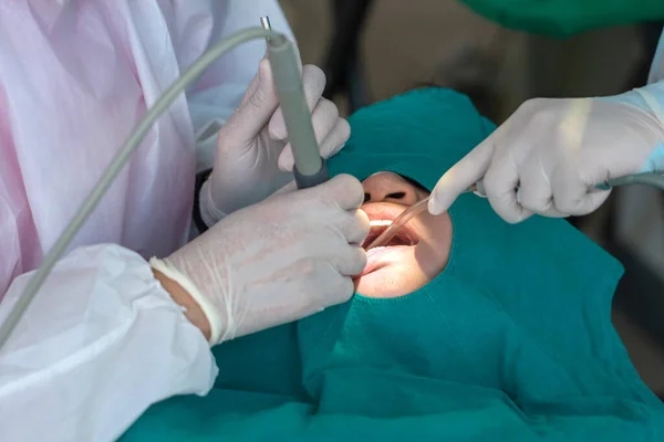 Arzt Reinigt Zahnpatient Mit Ultraschallgerät — Stockfoto