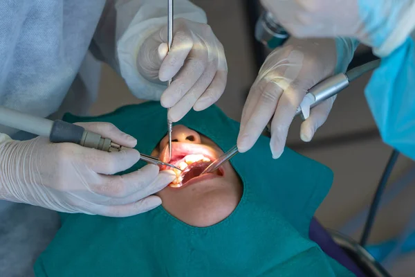 Doctor Cleaning Teeth Patient Ultrasonic Tool — Stock Photo, Image