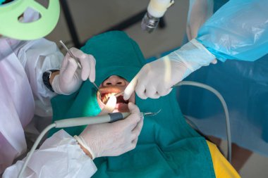 Doktor diş hasta ultrasonik aracı ile Temizleme.