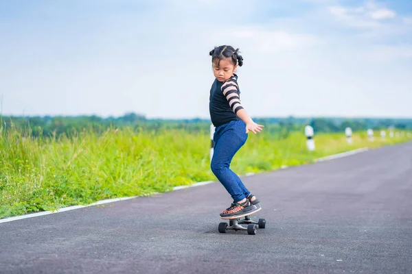 Dítě Nebo Dítě Dívka Hraje Surfovat Nebo Skateboard Kluzišti Nebo — Stock fotografie