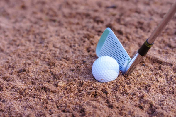 砂の罠からゴルファーが出てくる ゴルフコースは砂の上にあります — ストック写真