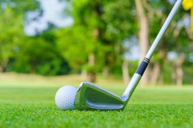 Golf topu yeşil çimlerde Golf sahasında vurmaya hazır.