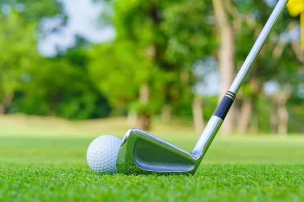Golf topu yeşil çimlerde Golf sahasında vurmaya hazır.