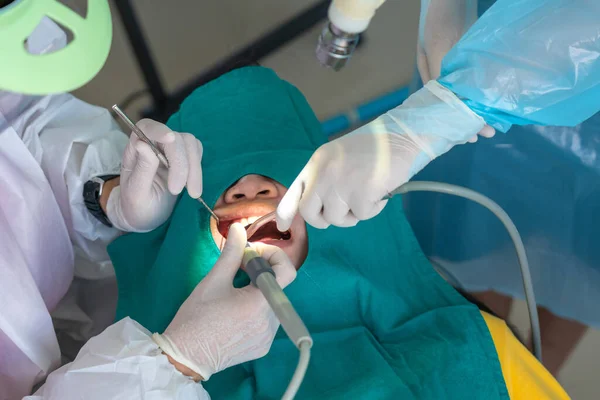 Doctor Limpiando Los Dientes Paciente Con Herramienta Ultrasónica — Foto de Stock