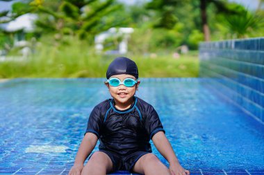 happy children Smiling cute little girl in sunglasses in swimming pool.