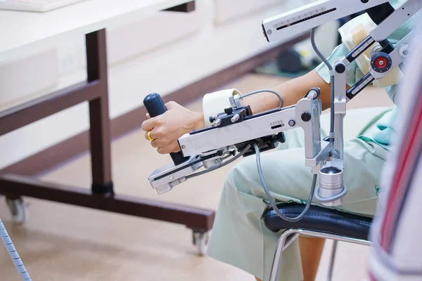 Vrouw Dragen Machine Arm Voor Fysiotherapie Door Definiëren Hoe Een — Stockfoto