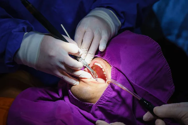 Arzt Reinigt Den Zahnpatienten Mit Ultraschallgerät Entfernung Von Zahnstein Und — Stockfoto
