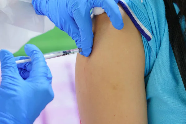 护士拿着注射器在医院给病人注射疫苗 保健概念 — 图库照片