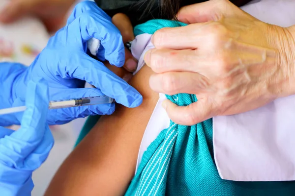 Enfermera Que Sostiene Una Jeringa Para Inyección Que Administra Vacuna —  Fotos de Stock
