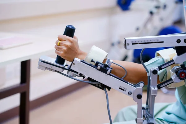 Mujer Usar Brazo Máquina Para Terapia Física Definiendo Cómo Puede Imagen De Stock