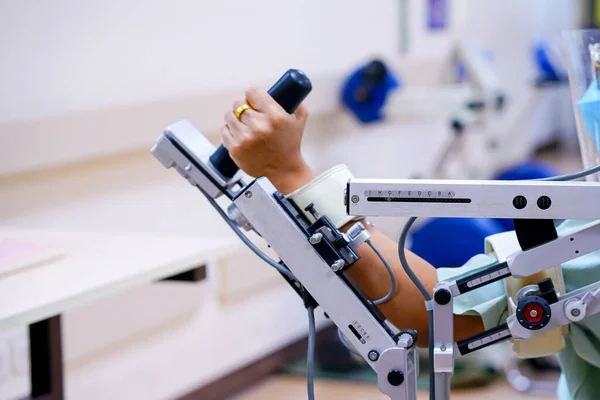 Mujer Usar Brazo Máquina Para Terapia Física Definiendo Cómo Puede — Foto de Stock