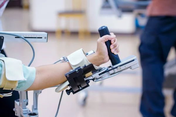 Mujer Usar Brazo Máquina Para Terapia Física Definiendo Cómo Puede — Foto de Stock