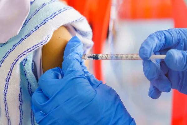 Infermiera Con Una Siringa Iniezione Che Somministra Vaccino Paziente Ospedale — Foto Stock