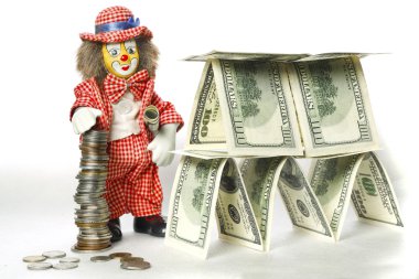payaso cerca de una casa de dólares