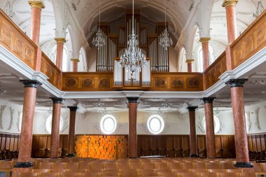 Zürih 'teki Aziz Peter kilisesinin org borusu ve avizesi üzerine simetrik görüş