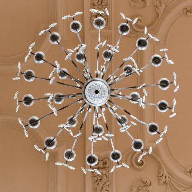 Zürih 'teki Aziz Peter Kilisesi' nin simetrik avizesi ve sıva üzerine aşağıdan görüş