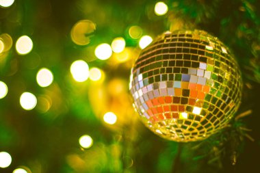 Bokeh arka planında noel süsleri. Renkli bulanık arka plan. Noel arkaplanı